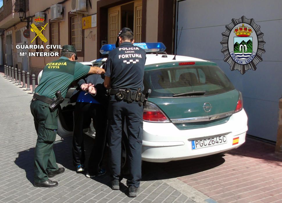 Detenidas in fraganti dos personas con más de seis kilos de cogollos de marihuana y 20.000 euros en Fortuna