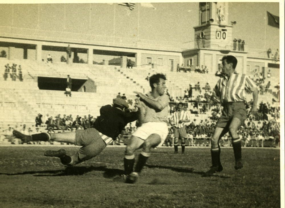Pah��o durante un partido con el Celta, en la semifinal de la Copa del Rey de 1948 contra el Espanyol, en la que vencieron los ceticos..jpg