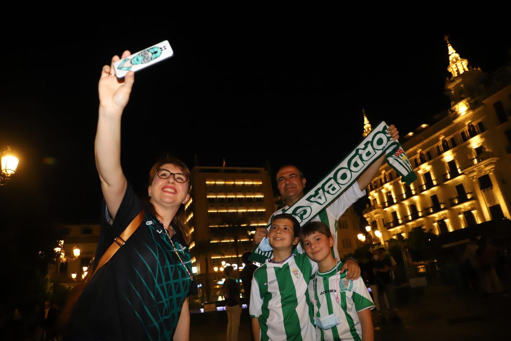 Los aficionados cordobesistas celebran el ascenso en Las Tendillas