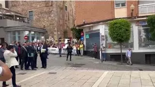 Video | Pitos de los manifestantes a la llegada de los diputados de Vox