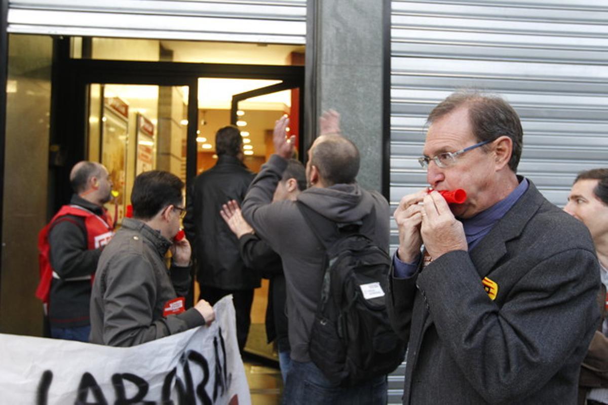 Piquets informatius en la porta del Banco Popular de Barcelona.