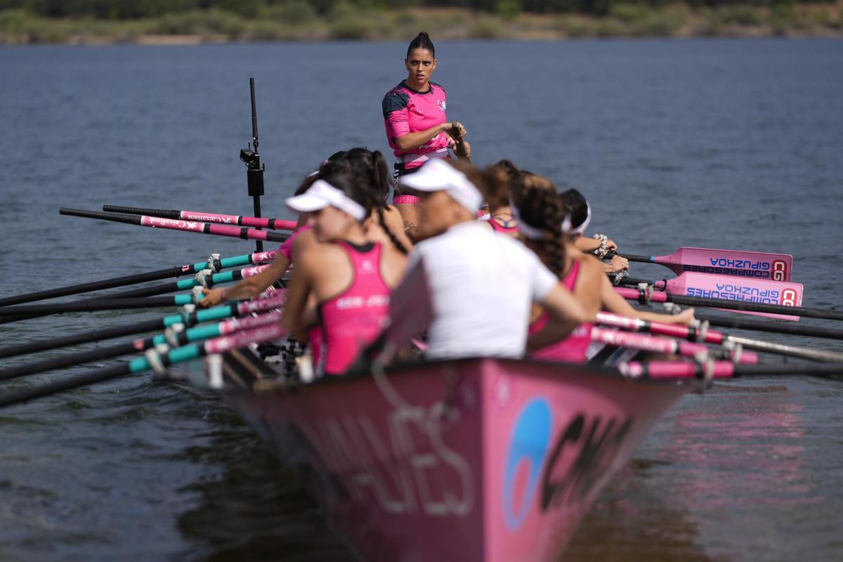 La Liga de Traineras arranca por primera vez en Madrid con 450 remeros en el embalse de Riosequillo.