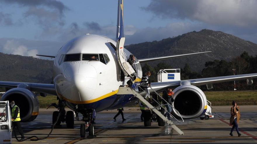 Un avión de Ryanair en Peinador. // R. Grobas