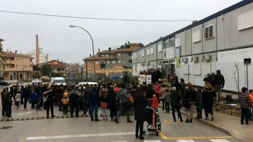 Protesta del Bracal de Muro para exigir el nuevo colegio