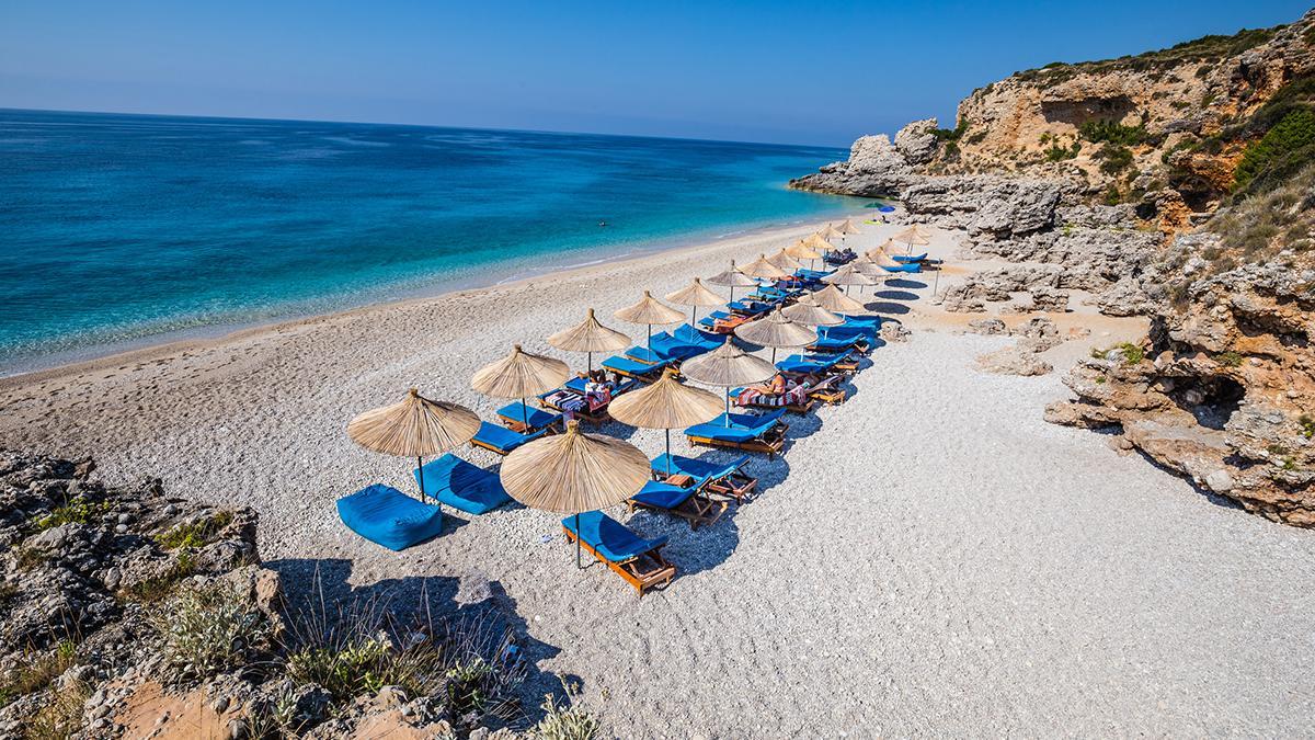 La Riviera albanesa combina playas de aguas transparentes, montañas y pueblos abiertos al Jónico.
