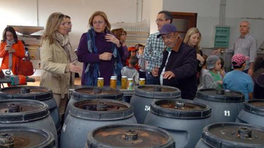 Calderín, Castellano y Moreno, ayer, junto a bidones de aceitunas. i A. M.