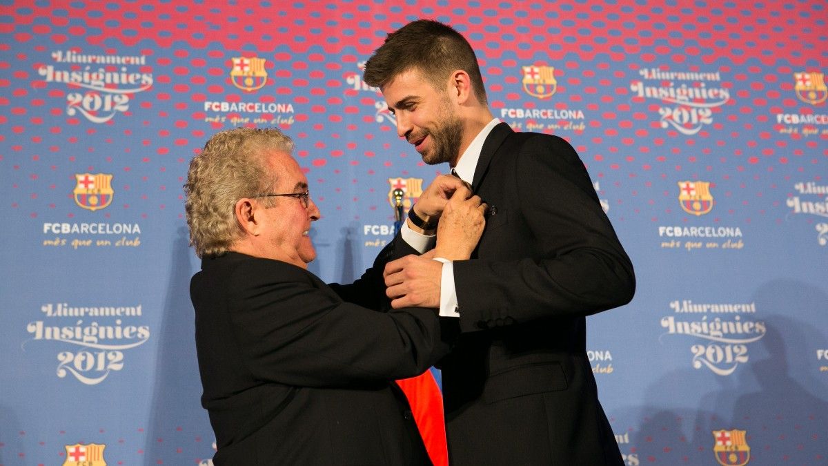 Amador Bernabéu, abuelo de Gerard Piqué, le hace entrega de la insignia por los 25 años de socio del FC Barcelona