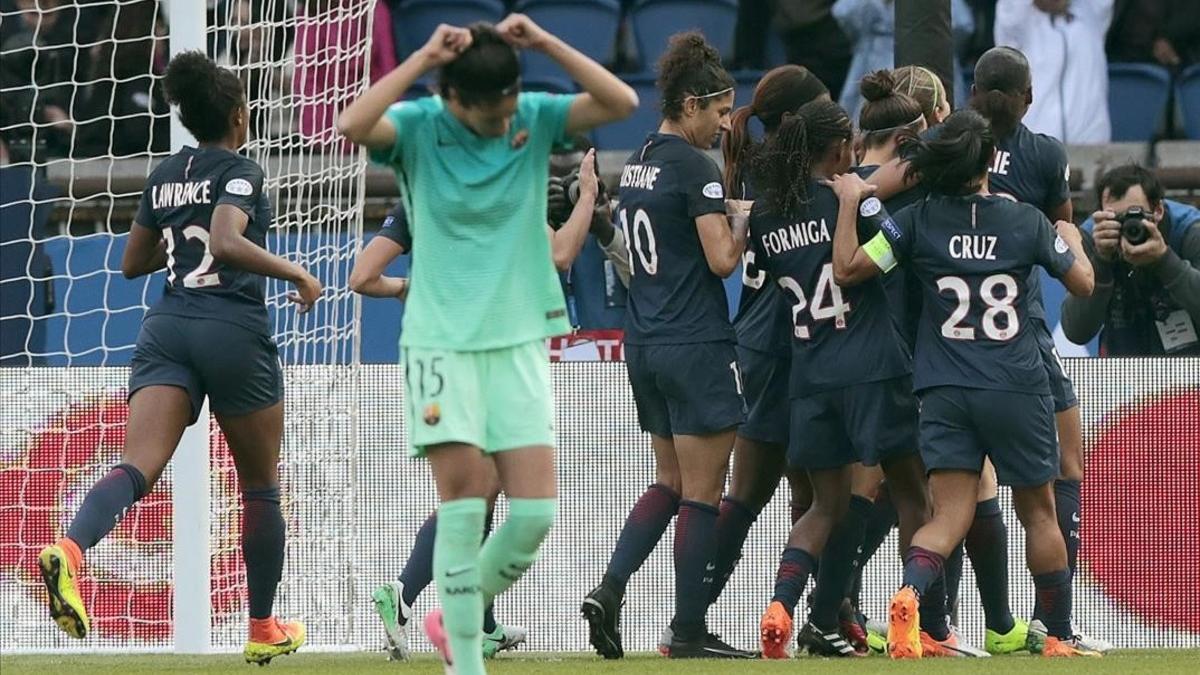 Las jugadoras del PSG celebran el gol de penalti.