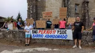 Vecinos de A Roza protestan contra el “abandono” del lugar con pancartas