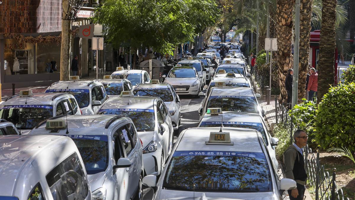 Caravanas de taxis en Alicante en una protesta por la actualización de las tarifas