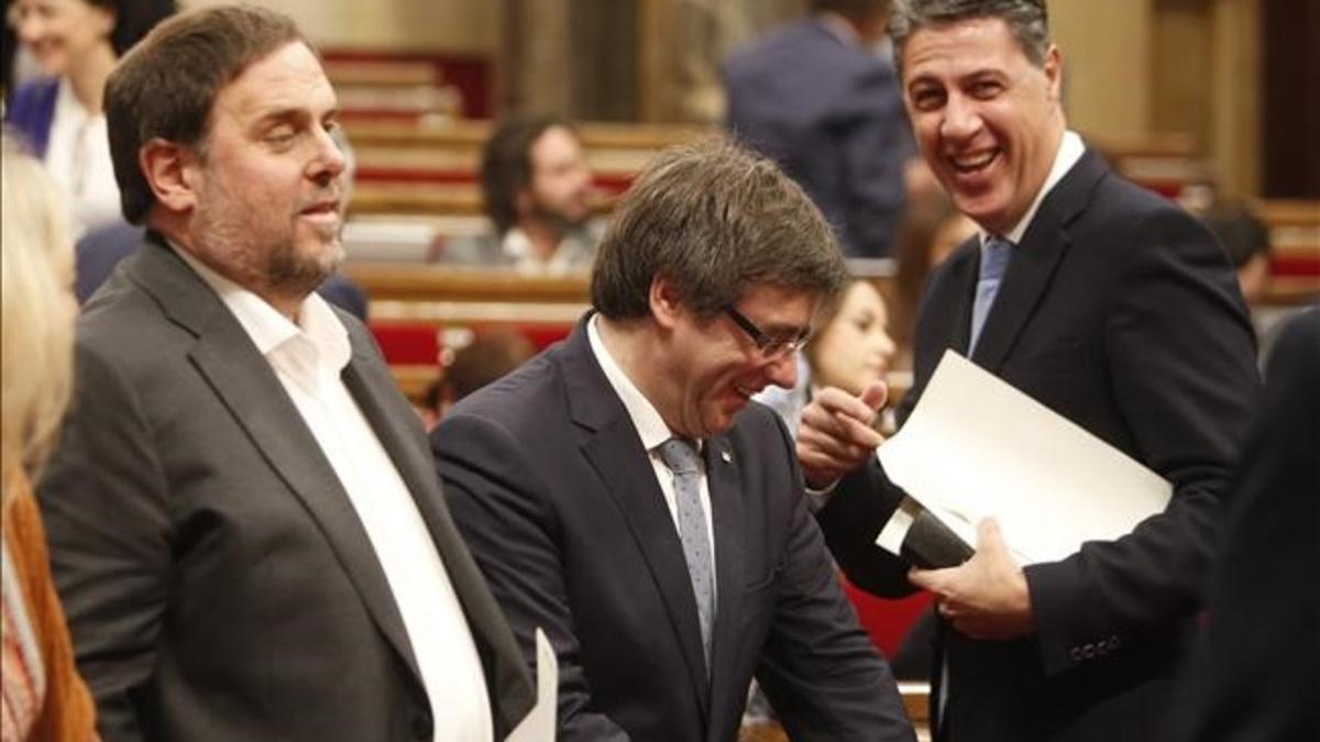 El coordinador del PPC, Xavier García Albiol, saluda al 'president' Carles Puigdemont, antes de la sesión de control en el Parlament.