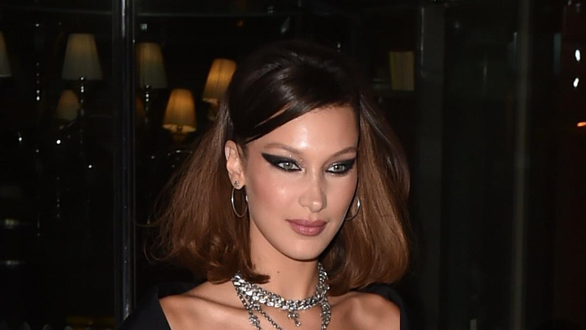 Bella Hadid con un mini vestido transparente por París