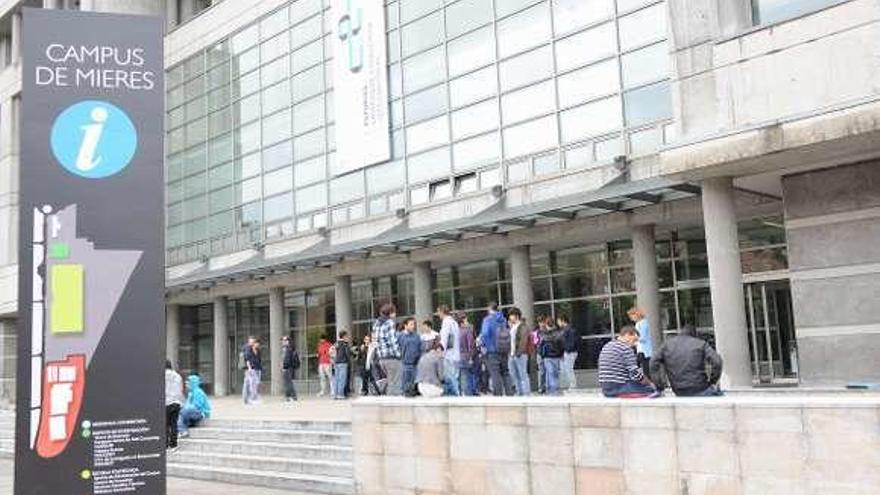 Estudiantes en el campus de Mieres.