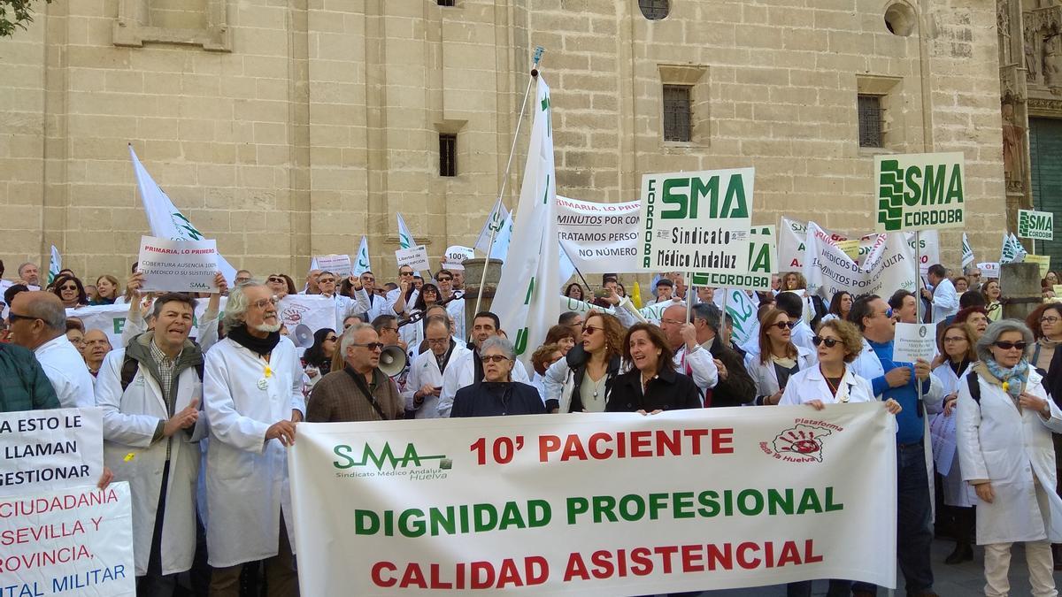 Facultativos del Sindicato Médico en su concentración este lunes, en Sevilla.