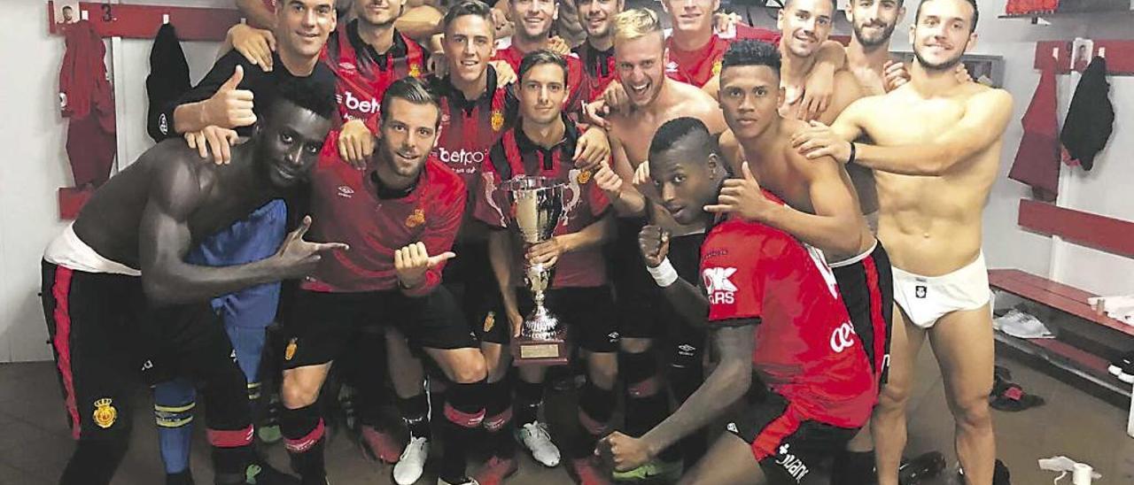 La plantilla del Mallorca celebra en el vestuario el triunfo en el Trofeo Ciutat de Palma.