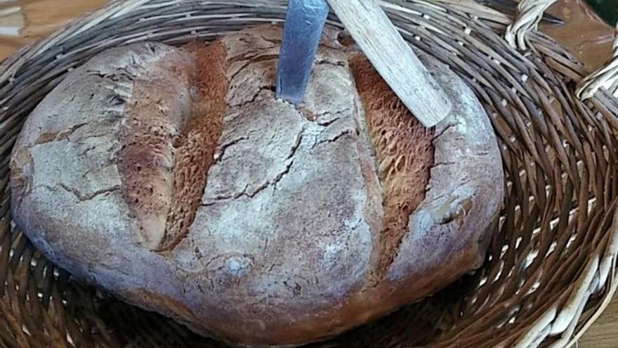 Un cuchillo portugués clavado en una hogaza de pan alistano. | Ch. S.