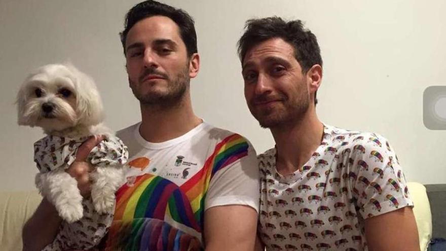 Los actores Asier Etxeandía y Xoel Fernández lucen las camisetas solidarias del Cocido do Orgullo.