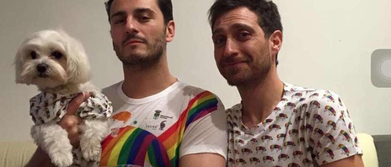 Los actores Asier Etxeandía y Xoel Fernández lucen las camisetas solidarias del Cocido do Orgullo.