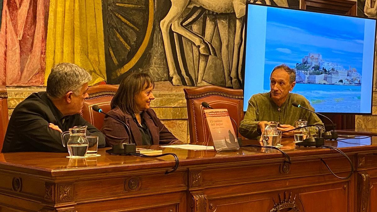 Ángel Vergara (derecha) presentó su novela el pasado miécoles en el antiguo salón de plenos de la DPZ.