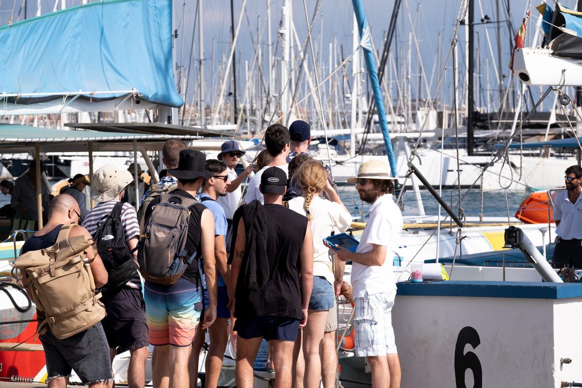 Pasajeros suben a bordo de una embarcación de excursiones turísticas el pasado jueves a las tres de la tarde
