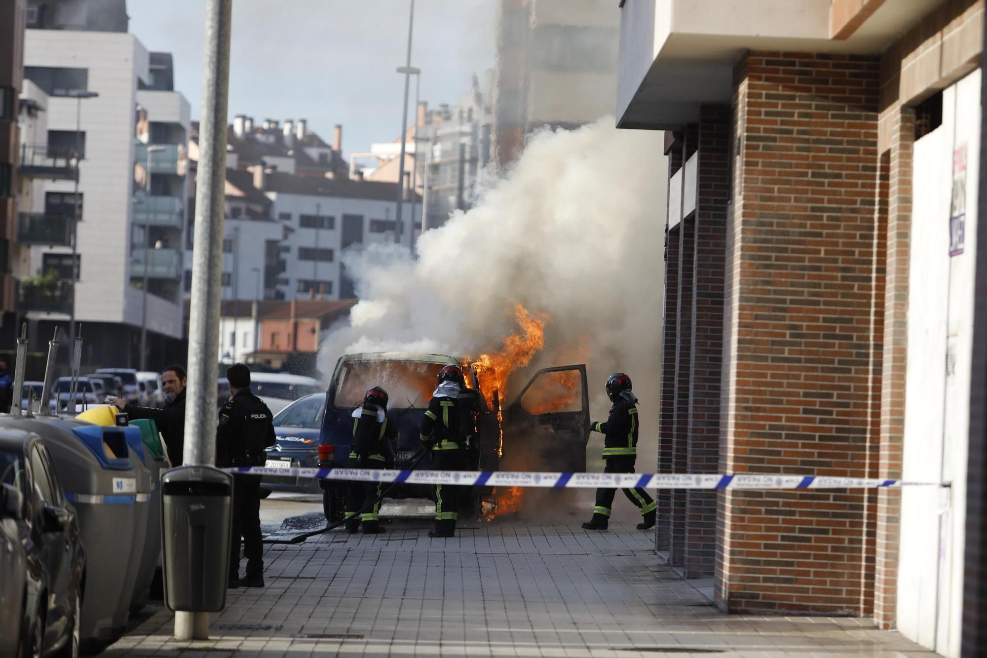EN IMÁGENES: Intervención de bomberos en Gijón por una furgoneta ardiendo