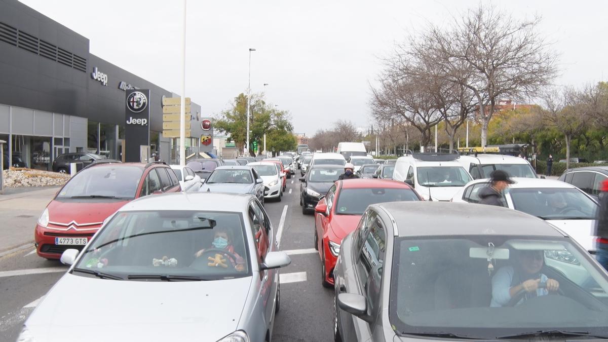 Importantes atascos en las salidas de la ciudad por el cierre perimetral de València