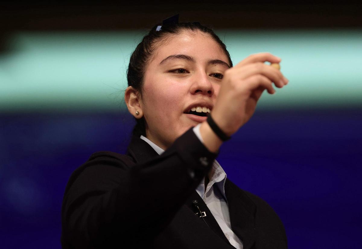 Una niña de San Ildefonso canta el premio gordo de la Lotería de Navidad de 2021.