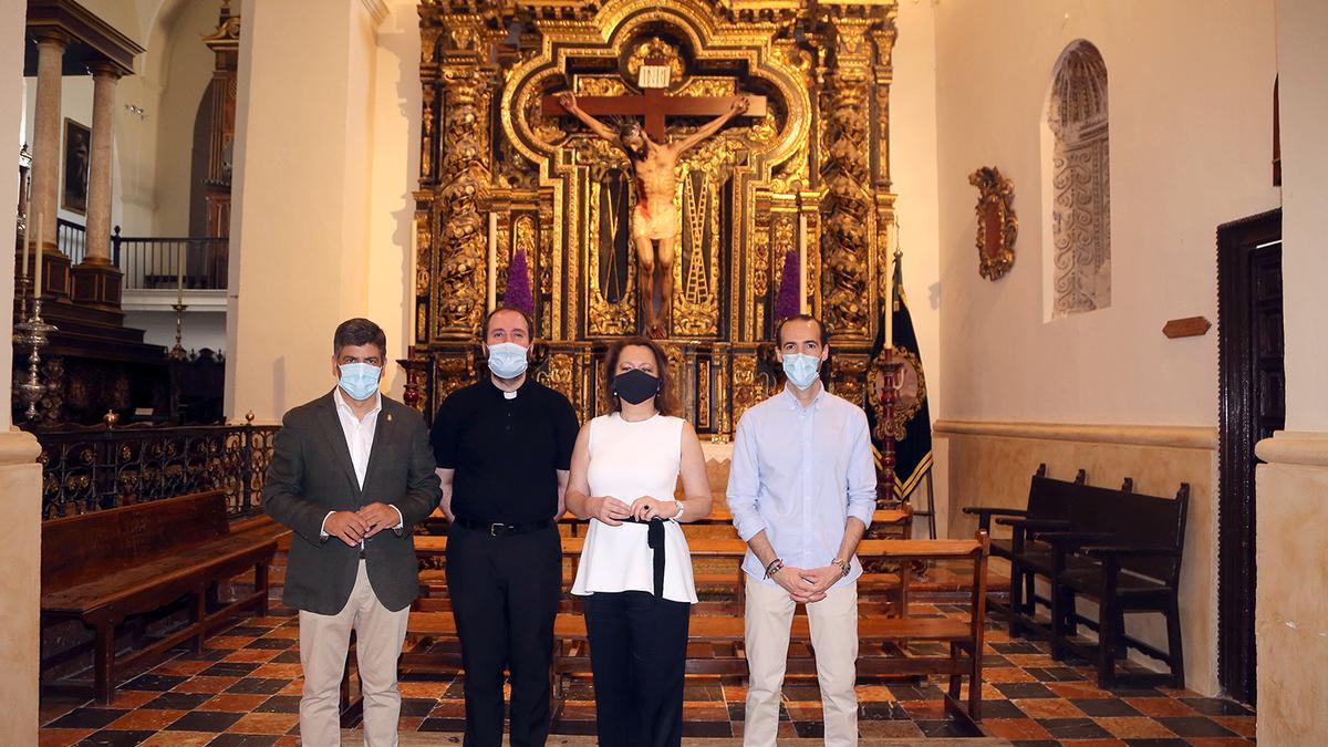 Autoridades posan junto al Cristo de Zacatecas.
