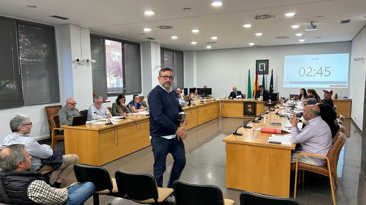 Gustavo Prieto abandona la sala del Pleno este lunes