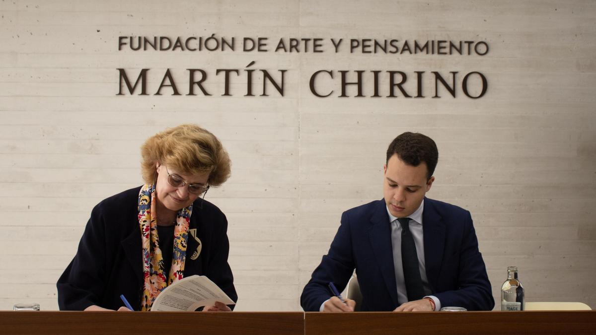 Firma del convenio entre el Ayuntamiento de Las Palmas de Gran Canaria y la Fundación Martín Chirino este sábado.