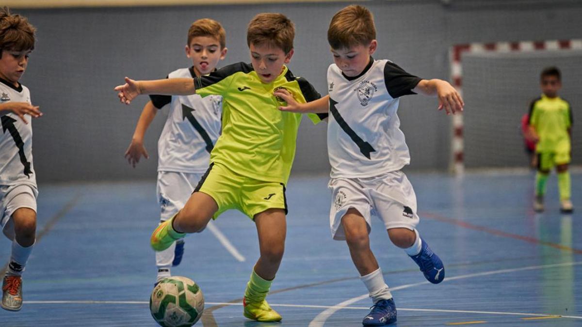 Acción de un partido de base de fútbol sala.