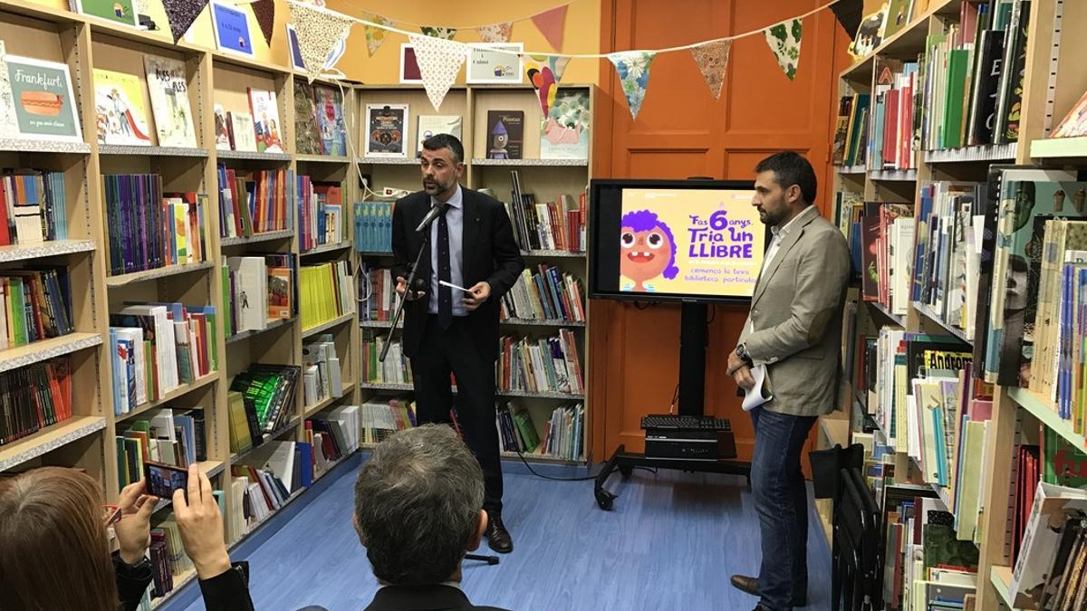 El 'conseller' de Cultura, Santi Vila, presenta el programa 'Fas 6 anys. Tria en llibre' en la librería Al.lots de Barcelona.