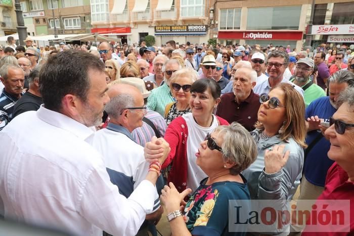 Cientos de personas protestan frente al Ayuntamiento de Cartagena por el pacto entre PP, PSOE y Cs