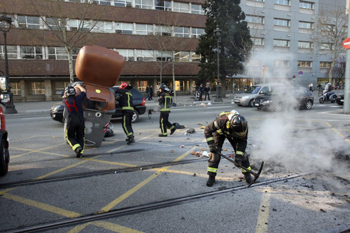 Els bombers retiren les barricades de la Diagonal.