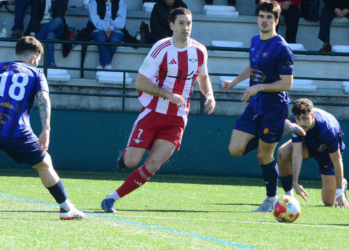 Luismi, jugador del Alondras, ante el Estradense.