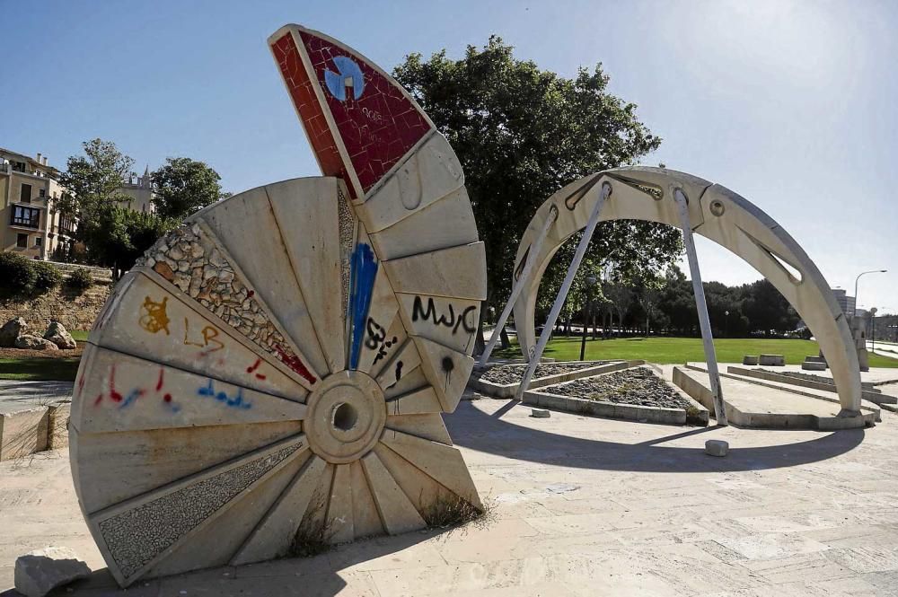 Un Parc de espaldas al Mar y al paseante