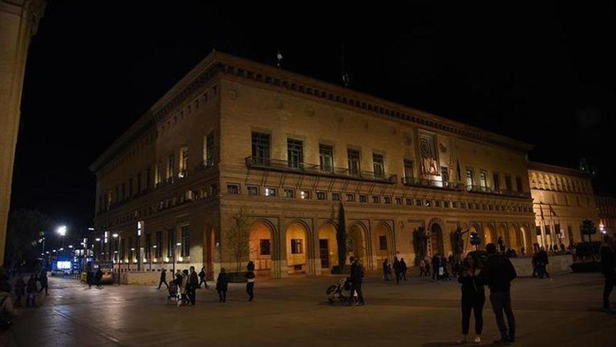Fachada a oscuras del Ayuntamiento de Zaragoza.