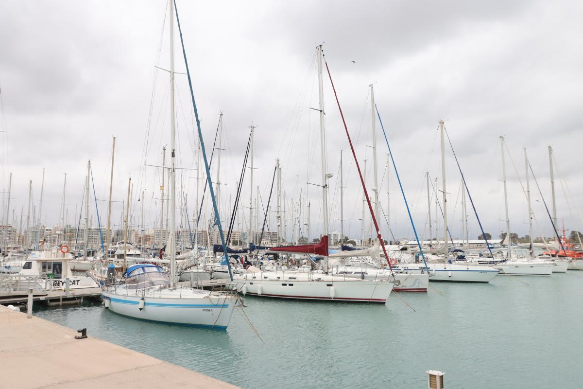 Barcos amarrados en el puerto de Burriana.