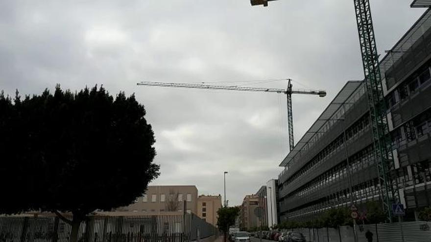 Alarma en el colegio Belén por una grúa de la nueva Agencia Tributaria