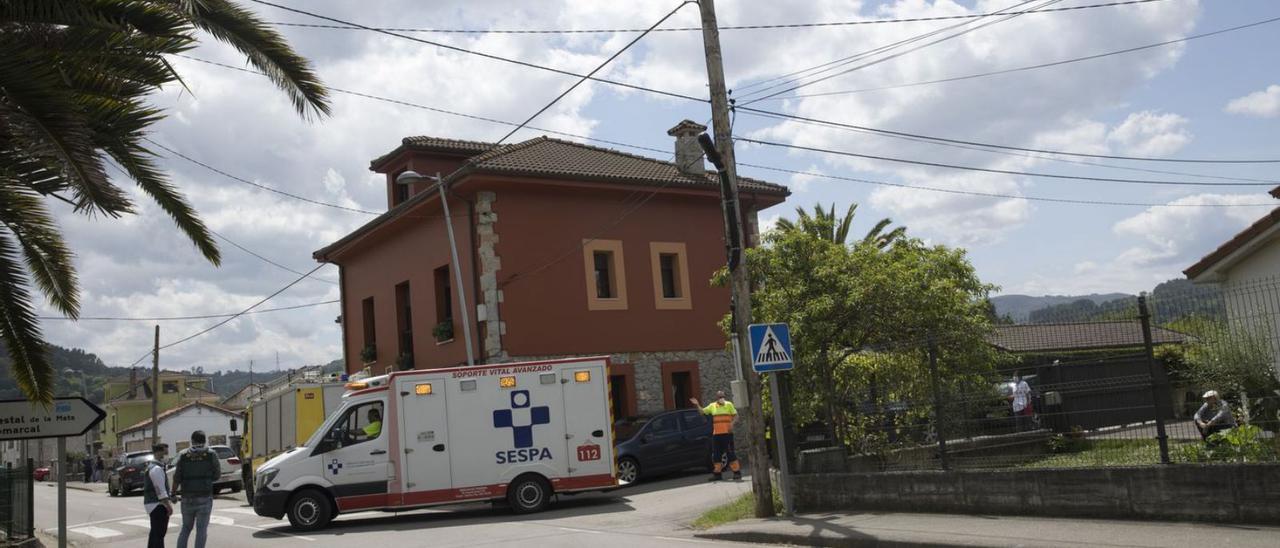 Una ambulancia abandona la calle donde se produjo la intoxicación. | Miki López
