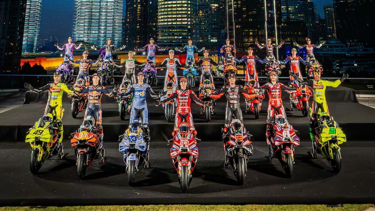 Los pilotos de MotoGP posan en la noche de Kuala Lumpur ante las Torres Petronas
