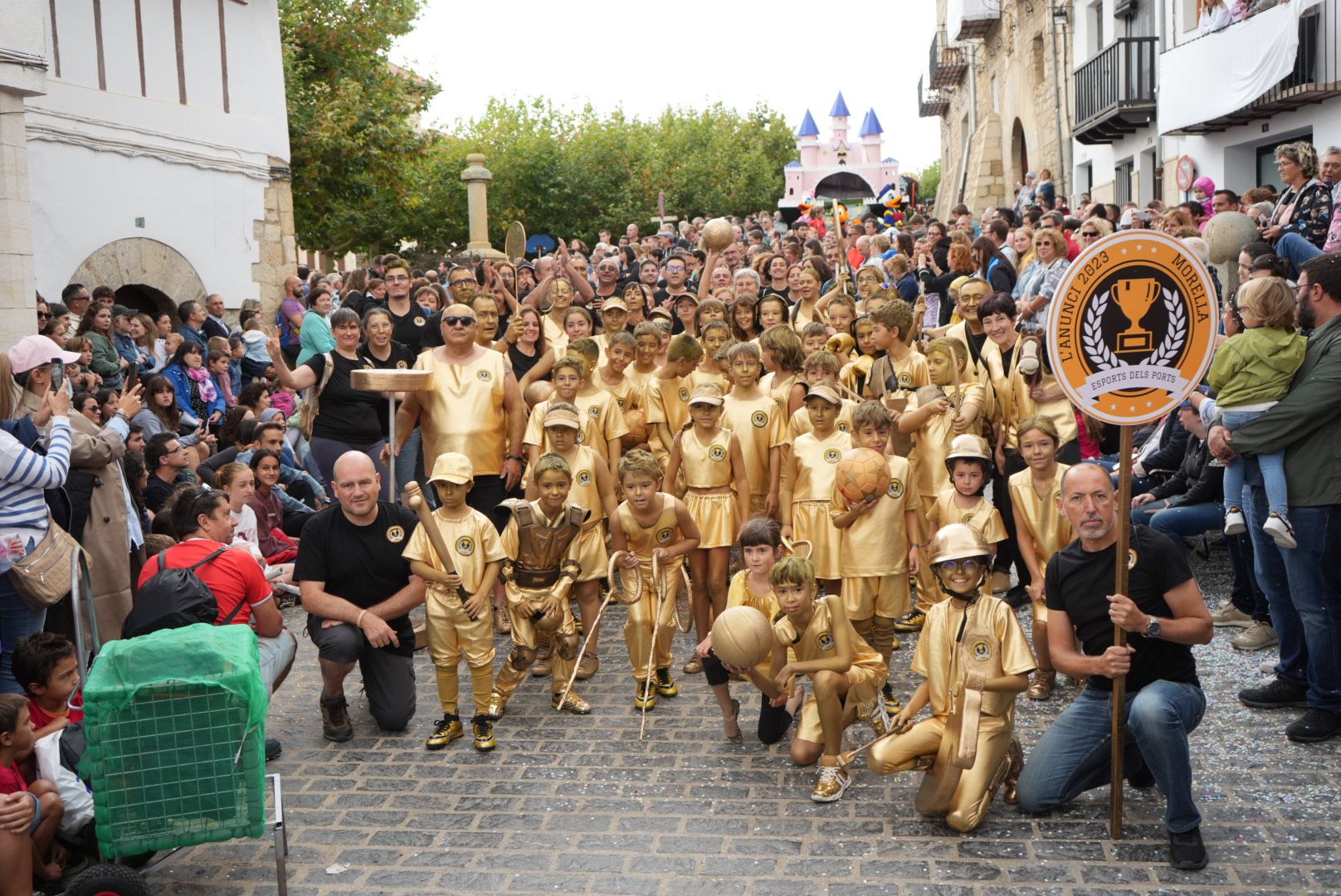 Batalla de confeti y desfile de carrozas en el Anunci de Morella