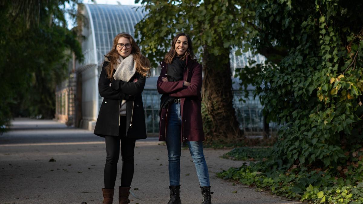 María Sánchez y Loreto Crespo posan en el jardín botánico.