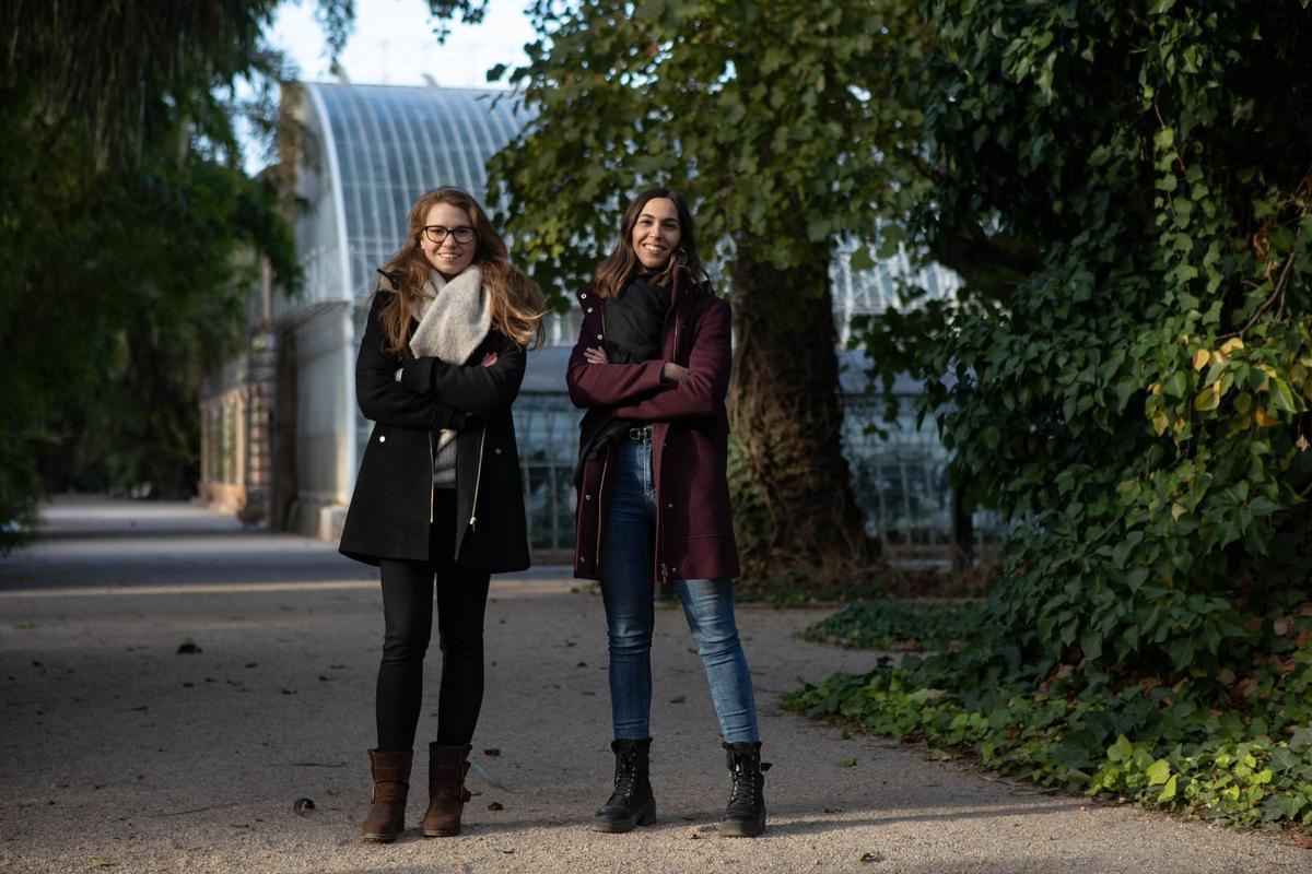María Sánchez y Loreto Crespo posan en el jardín botánico.