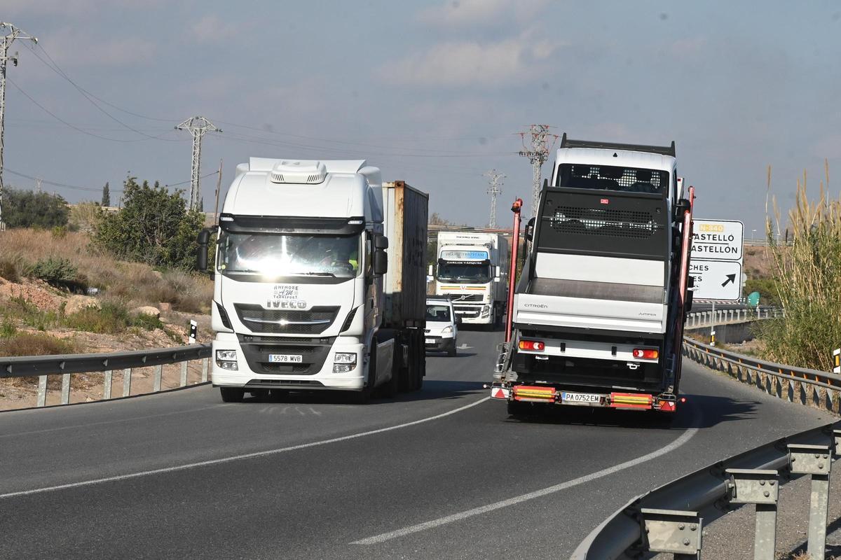 Camiones por una carretera nacional.