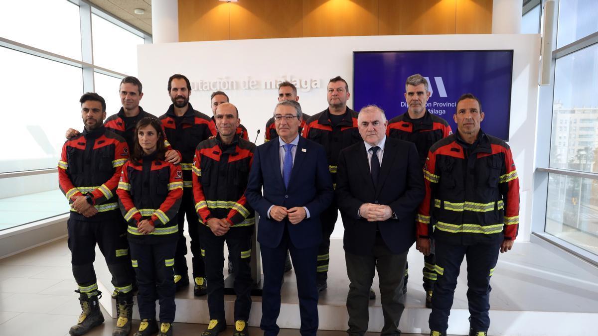 Francisco Salado recibe  a los bomberos que han participado en las labores de rescate