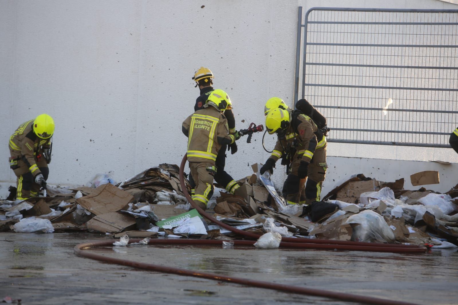 Los bomberos sofocan un incendio en Decathlon Alicante