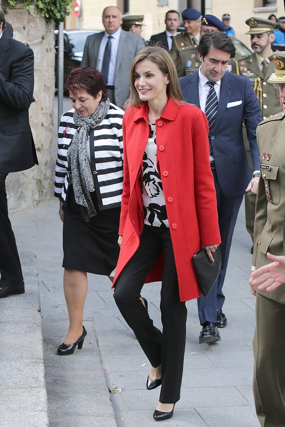 Letizia con abrigo rojo en Segovia