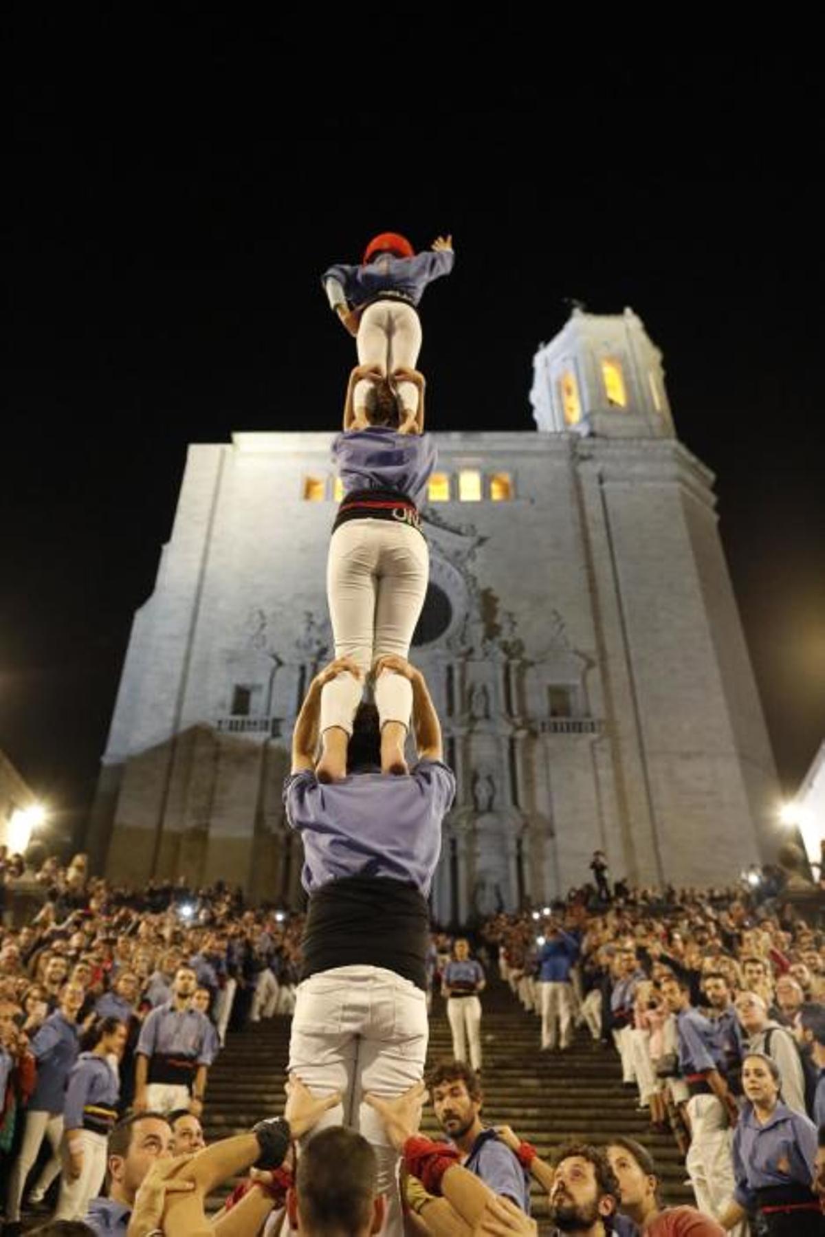Els Marrecs pugen el pilar de 4 per les escales de la Catedral