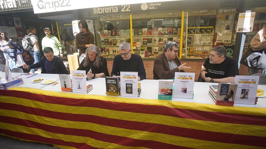 Firma de llibres prèvia a Sant Jordi a la Llibreria 22